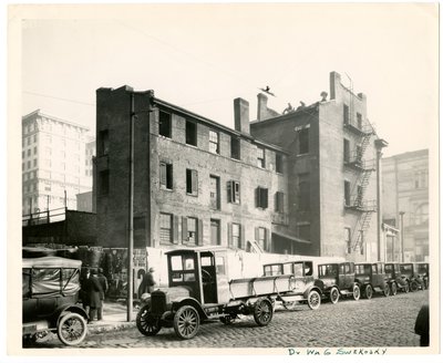 صورة أفقية ، باللونين الأبيض والأسود تُظهر منظرًا خلفيًا لـ PE Burke&39;s Bar في الركن الشمالي الغربي من 7th Street و Walnut بواسطة تشارلز كليمنت هولت